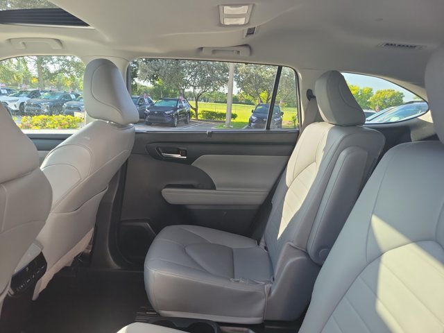 Used 2026 Toyota Highlander XLE AWD/4WD image 17