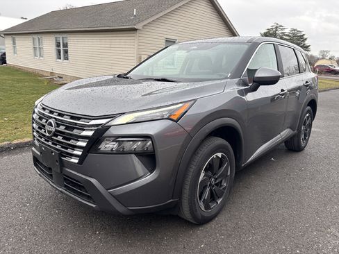 Used 2024 Nissan Rogue SV image 8