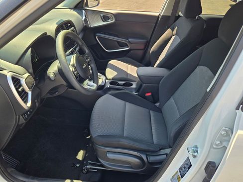 Used 2025 Kia Soul LX w/ LX Technology Package FWD image 20