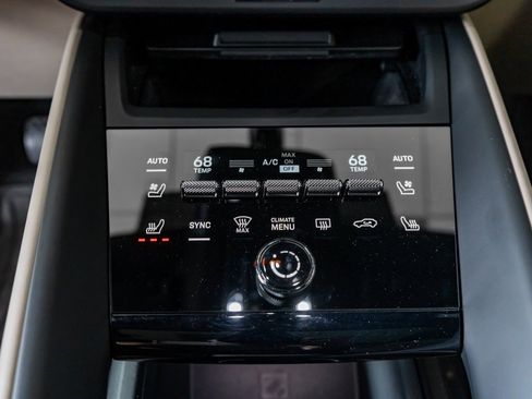 Certified 2025 Porsche Macan 4 Electric image 18