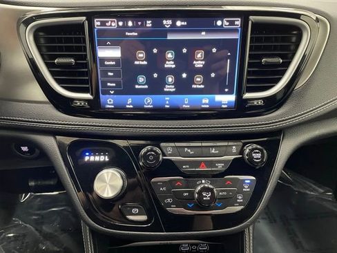 Used 2023 Chrysler Pacifica Limited w/ Uconnect Theater Family Group image 3