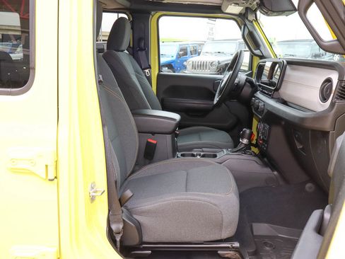 Used 2024 Jeep Wrangler Willys AWD/4WD image 28