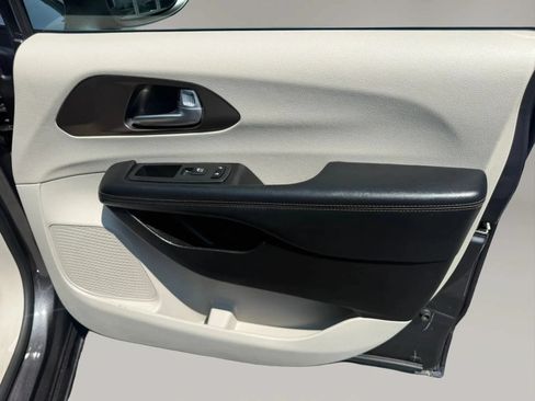 Used 2019 Chrysler Pacifica Touring-L FWD image 46
