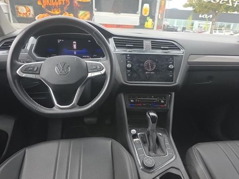 Used 2023 Volkswagen Tiguan SE w/ Panoramic Sunroof Package AWD/4WD image 16