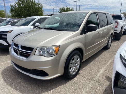 Used 2016 Dodge Grand Caravan SE w/ Quick Order Package 29E SE FWD image 4