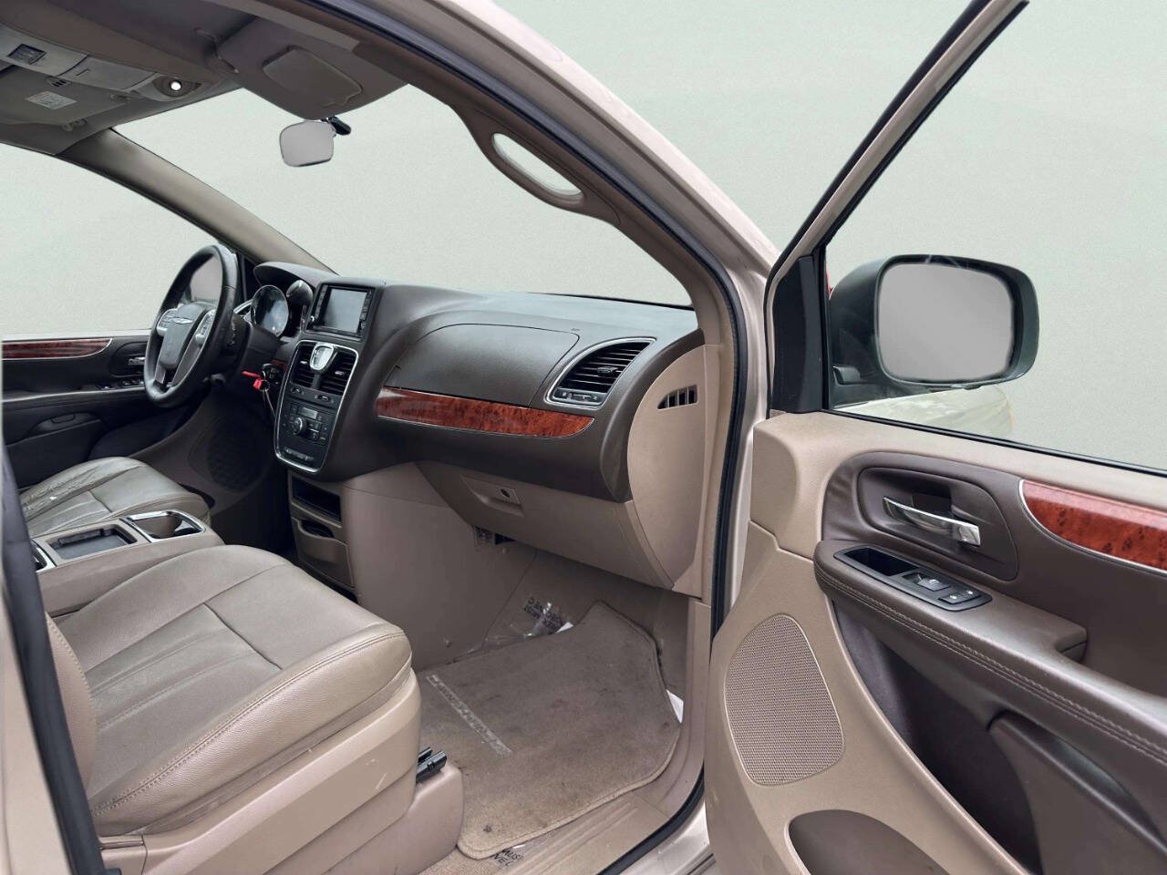 Used 2014 Chrysler Town & Country Touring FWD image 21
