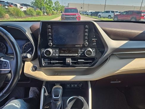 Used 2021 Toyota Highlander XLE AWD/4WD image 8
