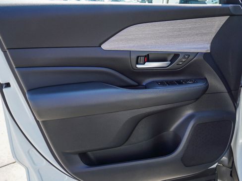 Certified 2025 Toyota Grand Highlander AWD image 22