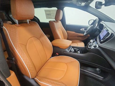 New 2026 Chrysler Pacifica Pinnacle image 28