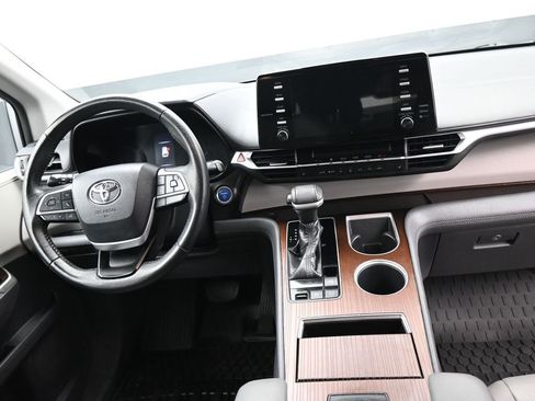 Used 2021 Toyota Sienna XLE image 22