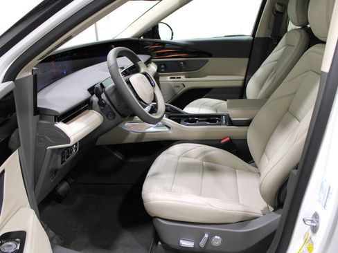 Used 2025 Lincoln Nautilus Reserve AWD/4WD image 3