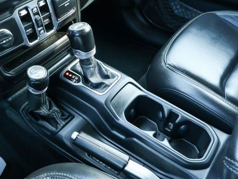 Used 2020 Jeep Wrangler Unlimited Sahara image 17