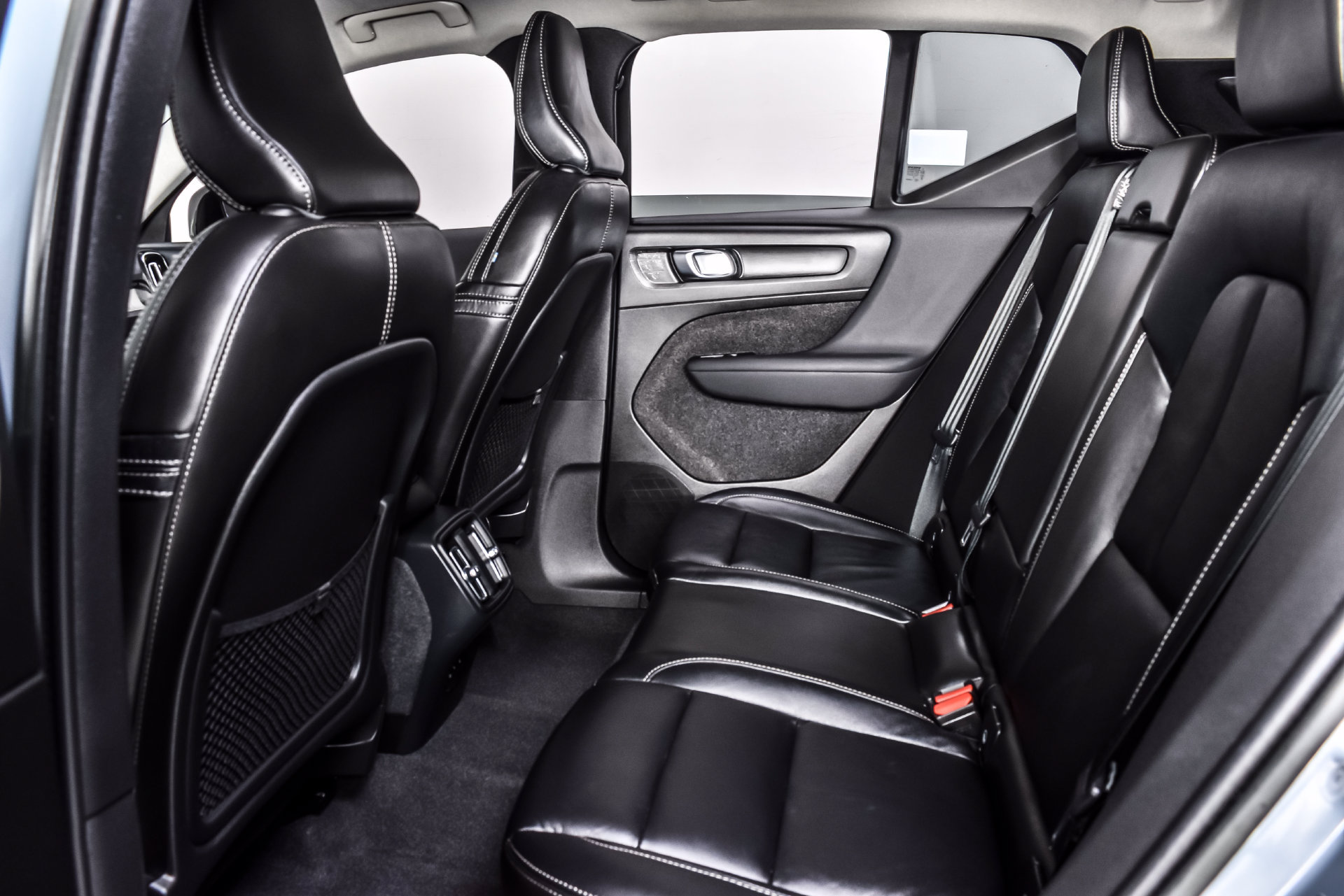 Used 2023 Volvo XC40 B5 Plus AWD/4WD image 19