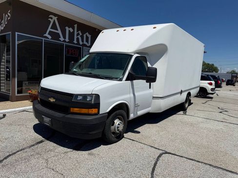Used 2018 Chevrolet Express 4500 Extended w/ Driver Convenience Package RWD image 2