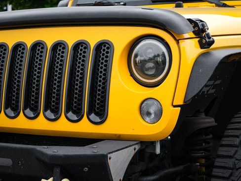 Used 2015 Jeep Wrangler Sahara AWD/4WD image 6