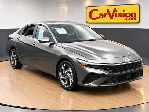 Used 2025 Hyundai Elantra SEL FWD image 1