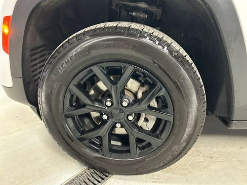 Used 2024 Jeep Grand Cherokee Altitude image 9