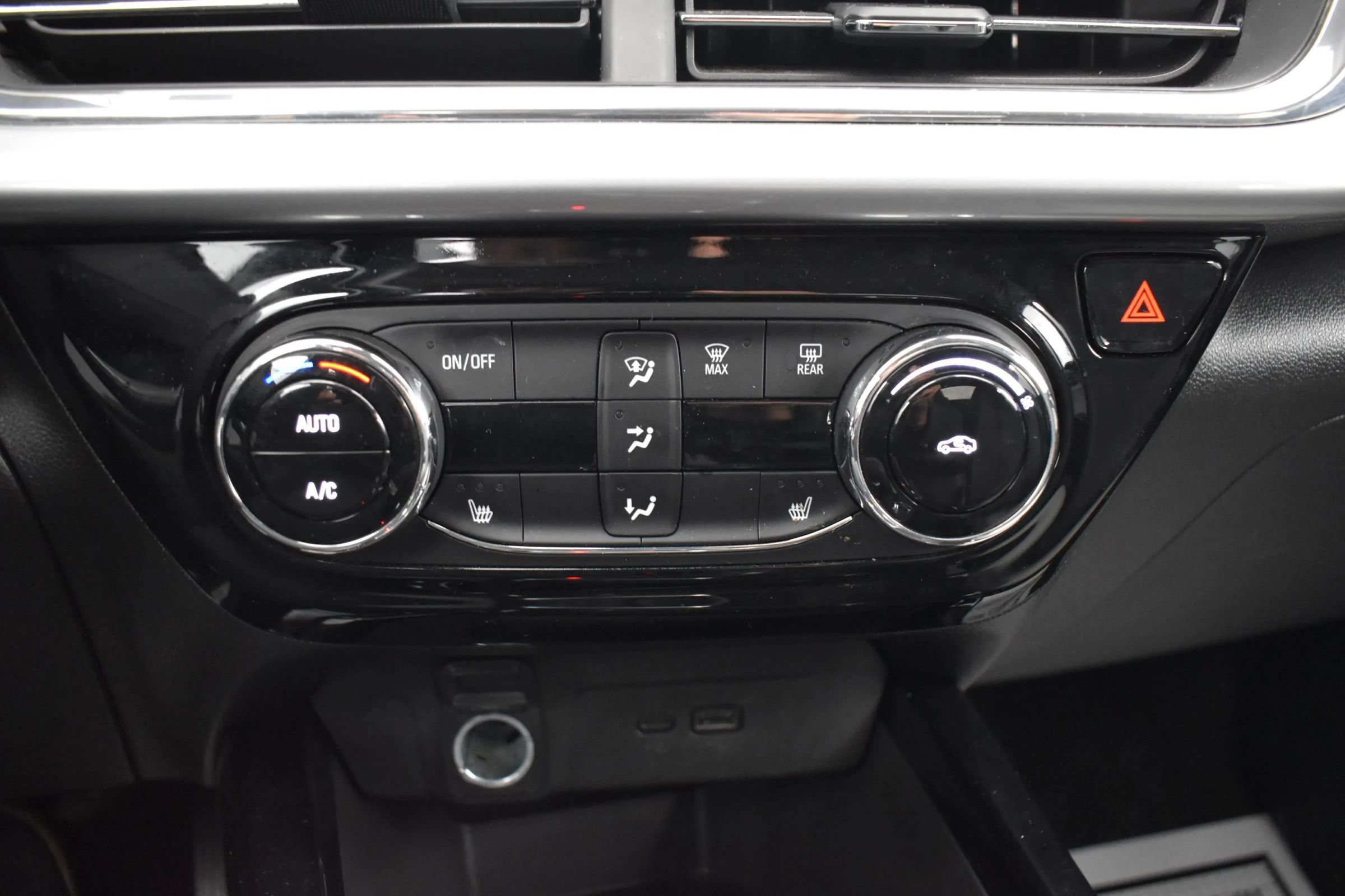 Used 2025 Chevrolet Trax LT w/ LT Convenience Package FWD image 32