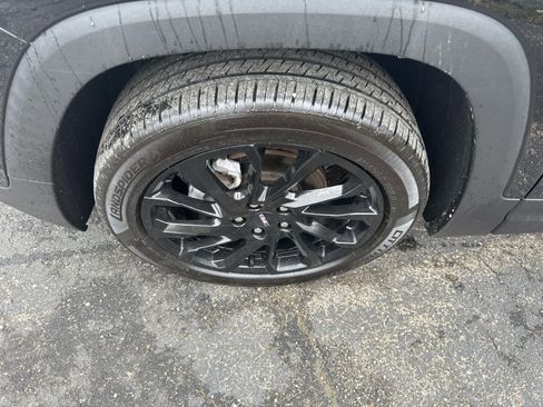 Used 2023 GMC Terrain SLE w/ Driver Convenience Package image 2