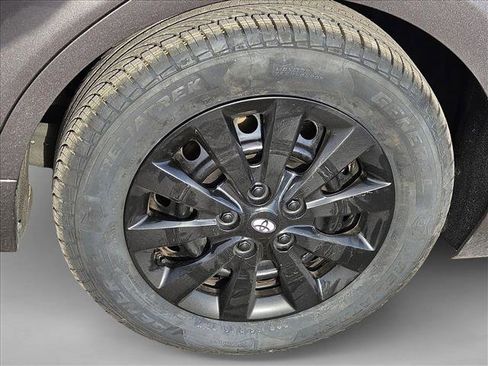 Used 2020 Toyota Camry LE image 5