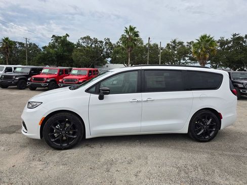 New 2026 Chrysler Pacifica Limited w/ S Appearance Package image 3