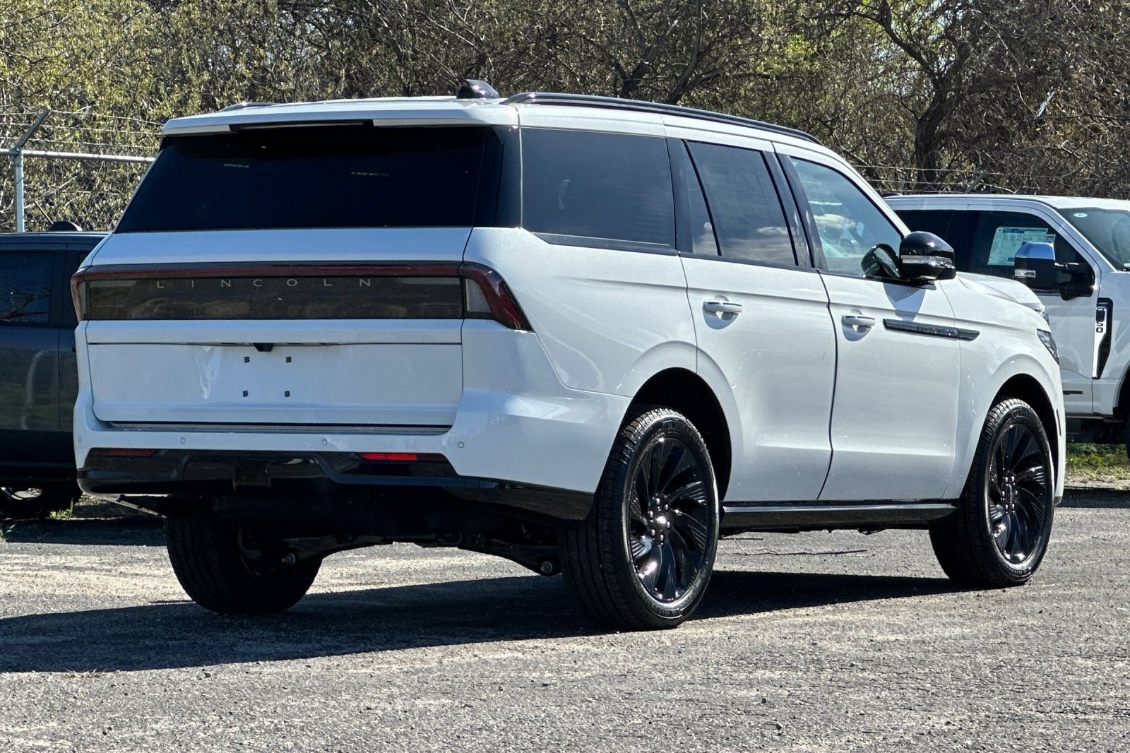 New 2026 Lincoln Navigator Reserve w/ Jet Appearance Package AWD/4WD image 3