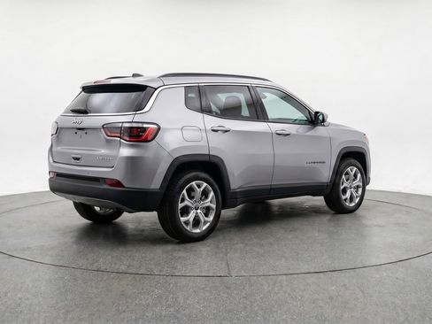 Used 2025 Jeep Compass Latitude AWD/4WD image 9
