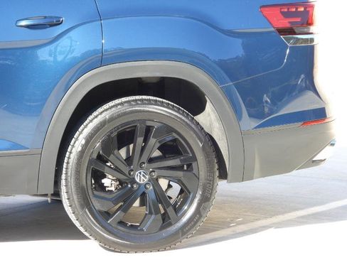 Used 2023 Volkswagen Atlas SE w/ Technology Package w/ Panoramic Sunroof Package image 18