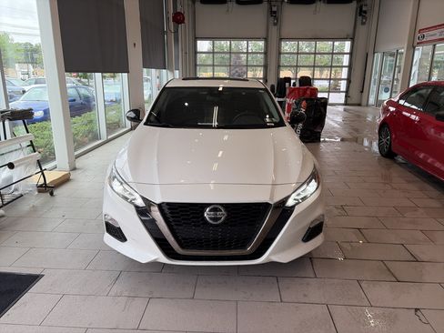 Used 2021 Nissan Altima 2.5 SR w/ SR Premium Package FWD image 2