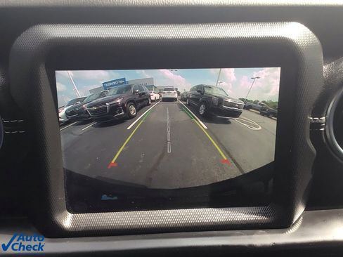 Used 2022 Jeep Wrangler Unlimited Sahara w/ Cold Weather Group image 27