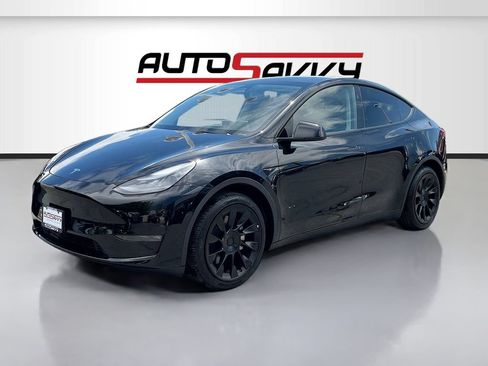 Used 2024 Tesla Model Y Long Range AWD/4WD image 3