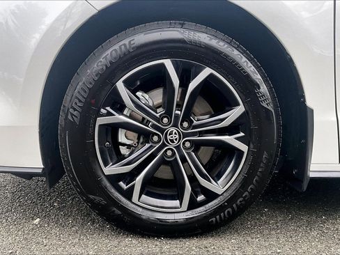 Used 2025 Toyota Sienna Platinum image 9