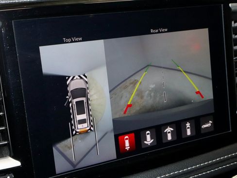 Used 2024 Chrysler Pacifica Touring-L image 2