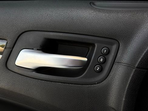 Used 2015 Chrysler 300 C w/ Harman/Kardon Audio Group RWD image 17