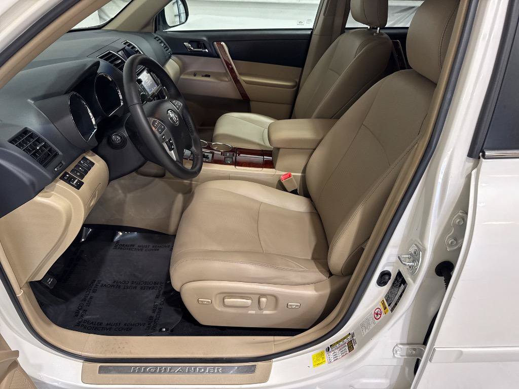 Used 2013 Toyota Highlander Limited AWD/4WD image 32