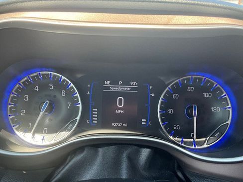 Used 2018 Chrysler Pacifica Touring-L FWD image 11
