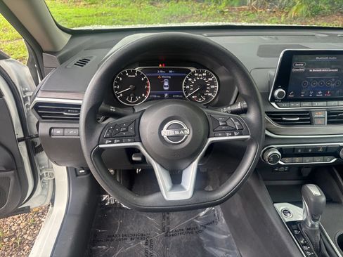 Used 2025 Nissan Altima 2.5 SV FWD image 24