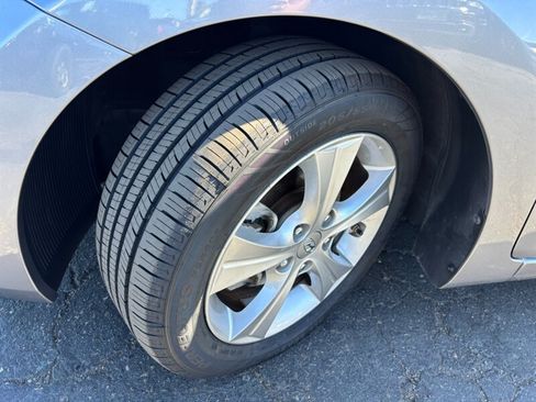 Used 2013 Hyundai Elantra FWD image 16