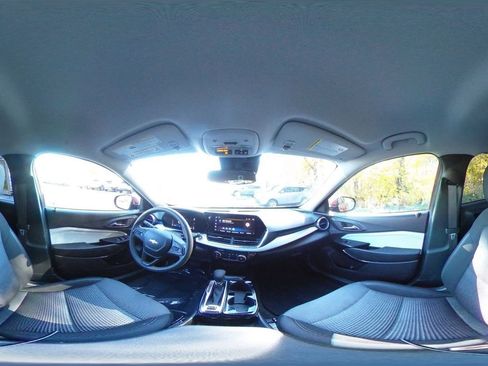 Used 2025 Chevrolet Trax LT image 38