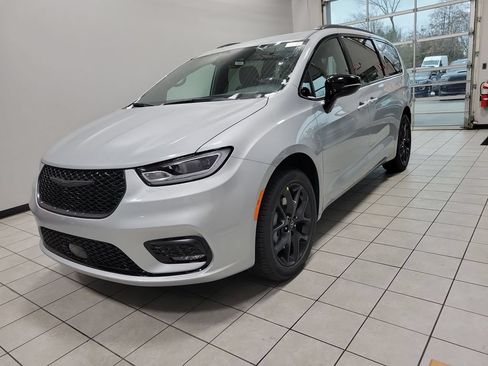 New 2026 Chrysler Pacifica Select w/ S Appearance Package AWD/4WD image 2