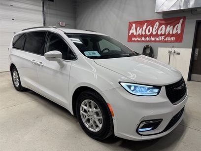 Used 2022 Chrysler Pacifica Touring-L w/ Uconnect Theater Family Group