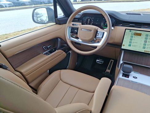 New 2025 Land Rover Range Rover SE image 15