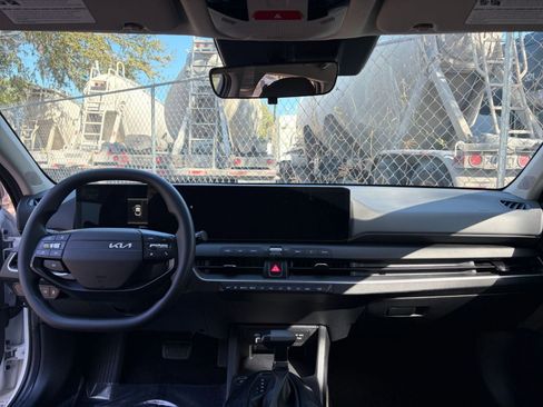 Used 2025 Kia K4 LXS image 27