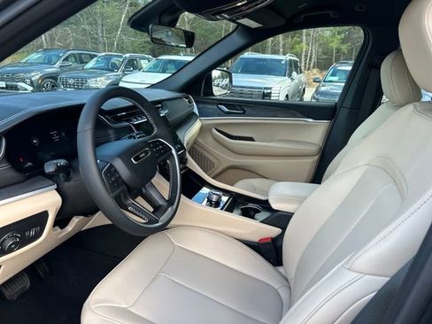 Used 2025 Jeep Grand Cherokee Limited AWD/4WD image 14