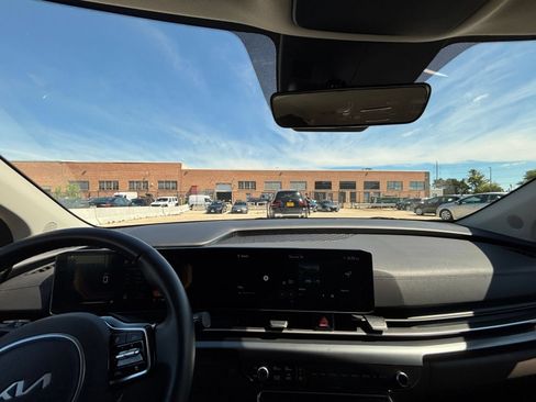 Used 2026 Kia Carnival FWD image 32
