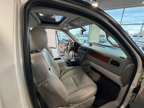 Used 2011 GMC Yukon SLT w/ SLT-2 Equipment Package AWD/4WD image 19