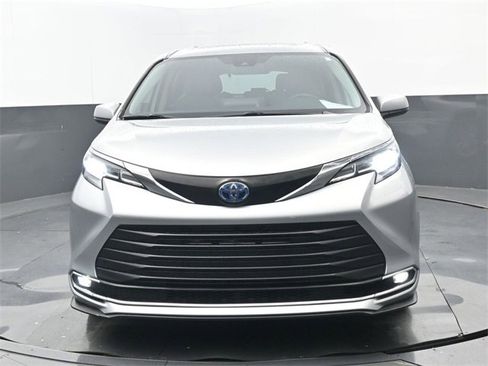 Used 2022 Toyota Sienna XLE image 23