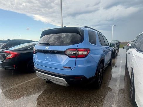 Used 2025 Honda Pilot TrailSport image 4