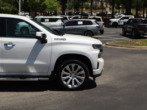 Used 2019 Chevrolet Silverado 1500 High Country w/ Technology Package AWD/4WD image 11