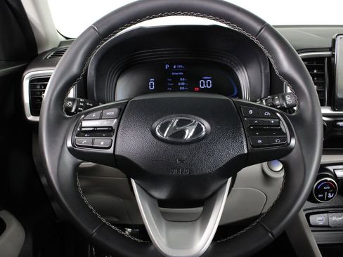 Certified 2024 Hyundai Venue SEL image 9